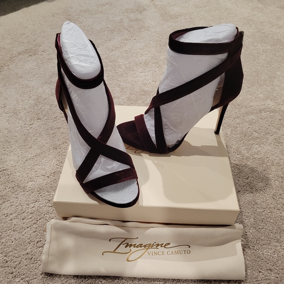 Excellent Currant Vince Camuto Velvet Devin Heels - Picture 3 of 4